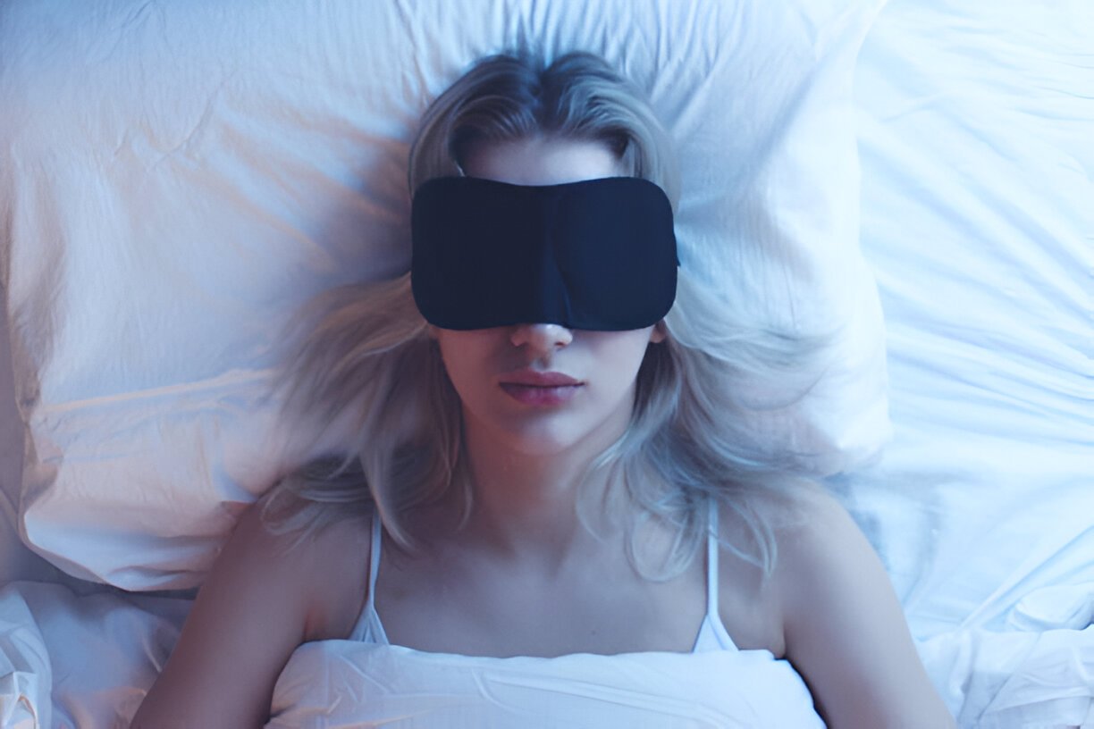 Woman wearing LC-dolida sleeping headphones and Bluetooth sleep mask in bed