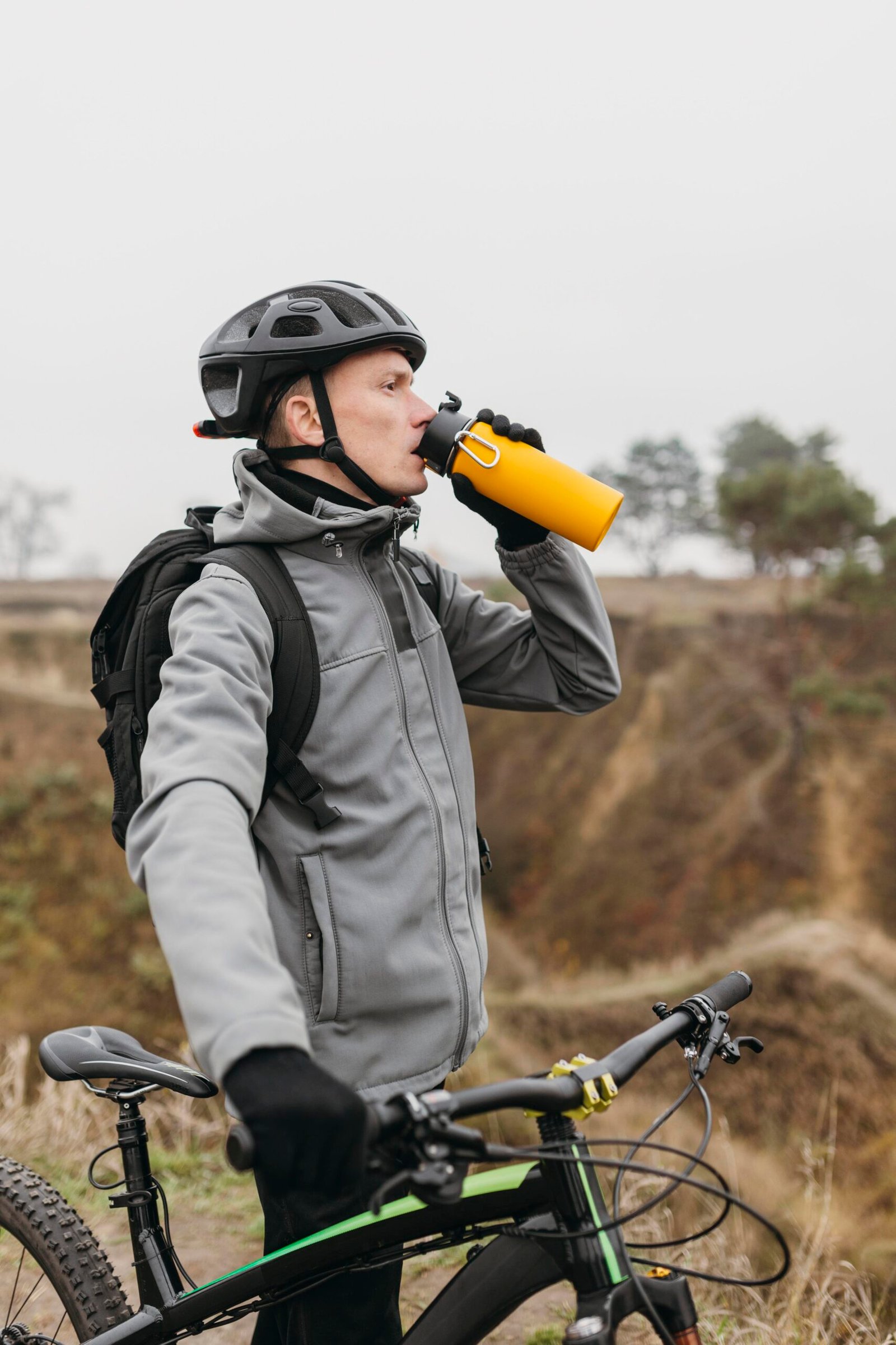 CIVAGO 32oz insulated water bottle in Black with 3 lids – best insulated water bottle for sports